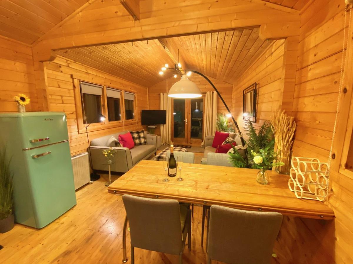 Yealm Cabin Self Catering Log Cabin In Devon With Hot Tub プリマス エクステリア 写真