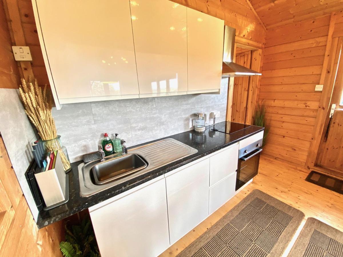 Yealm Cabin Self Catering Log Cabin In Devon With Hot Tub プリマス エクステリア 写真
