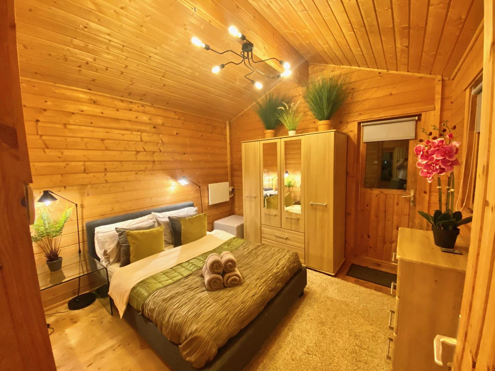 Yealm Cabin Self Catering Log Cabin In Devon With Hot Tub プリマス エクステリア 写真