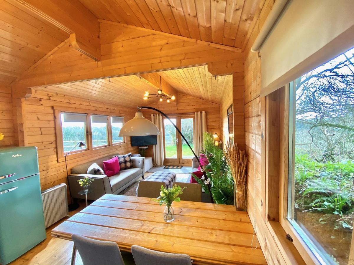 Yealm Cabin Self Catering Log Cabin In Devon With Hot Tub プリマス エクステリア 写真